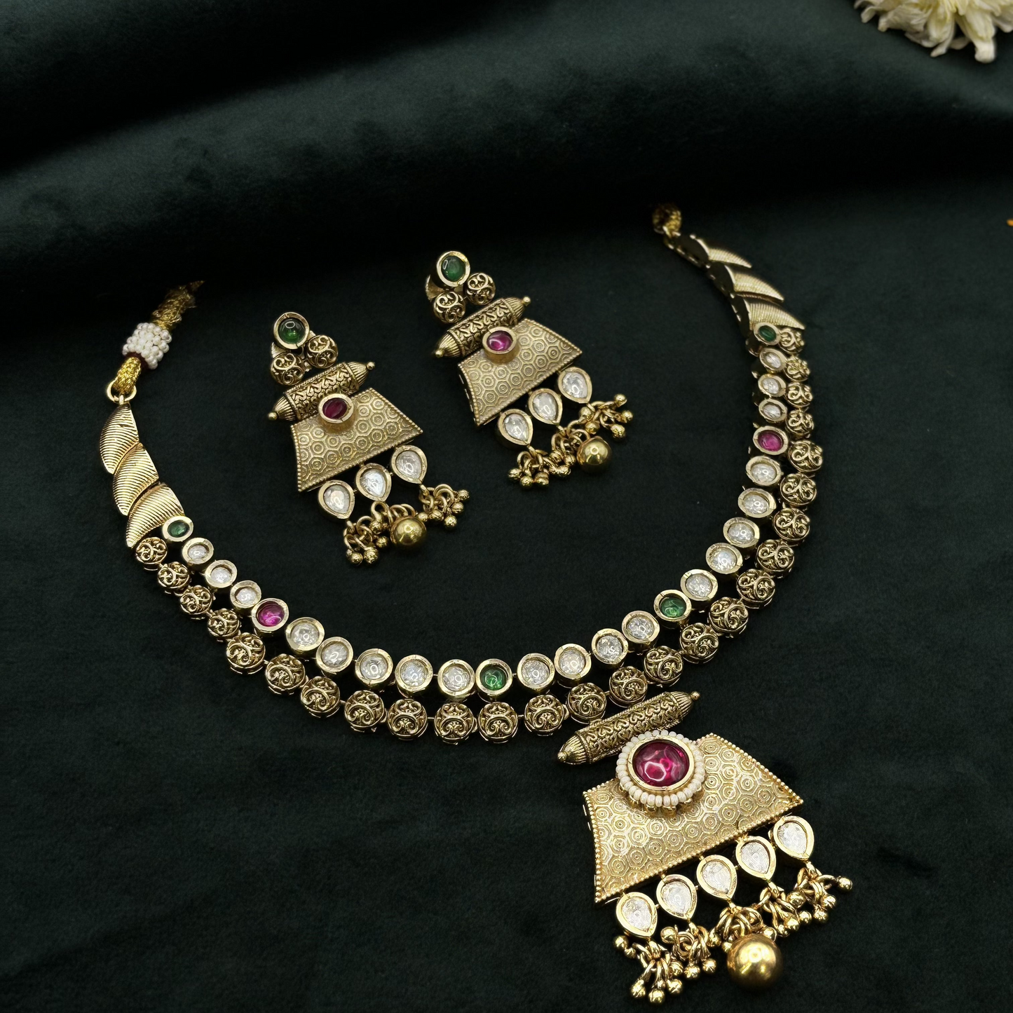 Exquisite Kundan Short Necklace